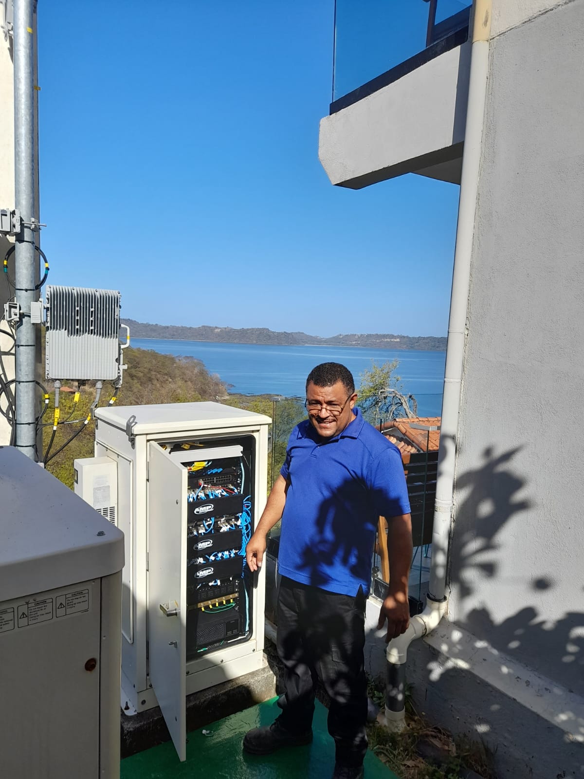 Técnico de NetFic durante una instalación de equipo en Guanacaste, Costa Rica